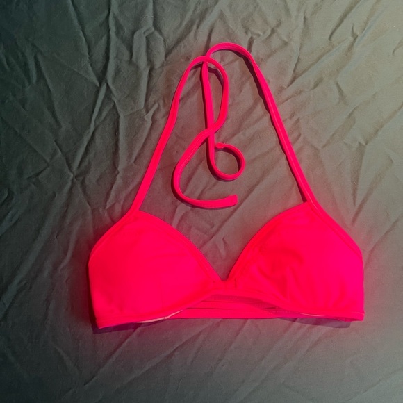 💥 Buy 2 get 1 Free 💥 Lululemon bathing suit top - Picture 1 of 3